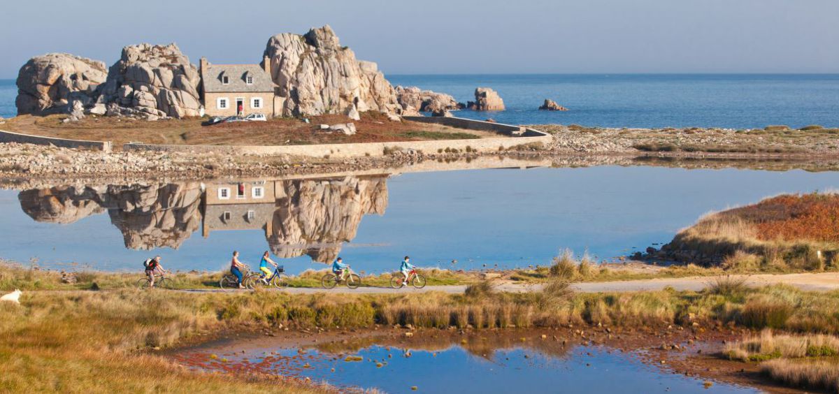 Haus zwischen Felsen und Meer an der bretonischen Küste.