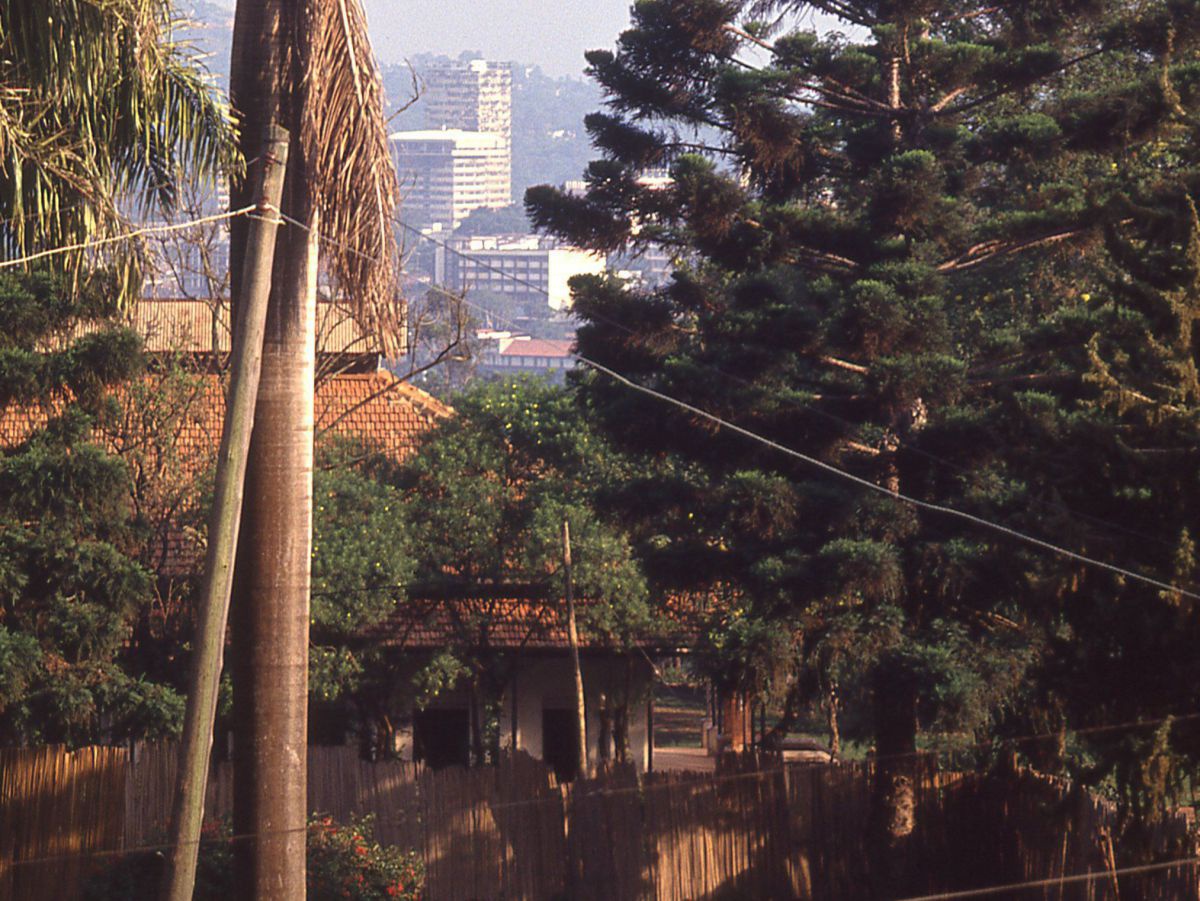 Blick von einem Hügel auf die Skyline von Kampala.