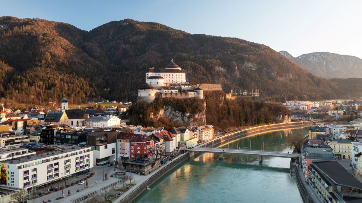 Blick von oben auf Kufstein, rechts der Inn, links die Festung.