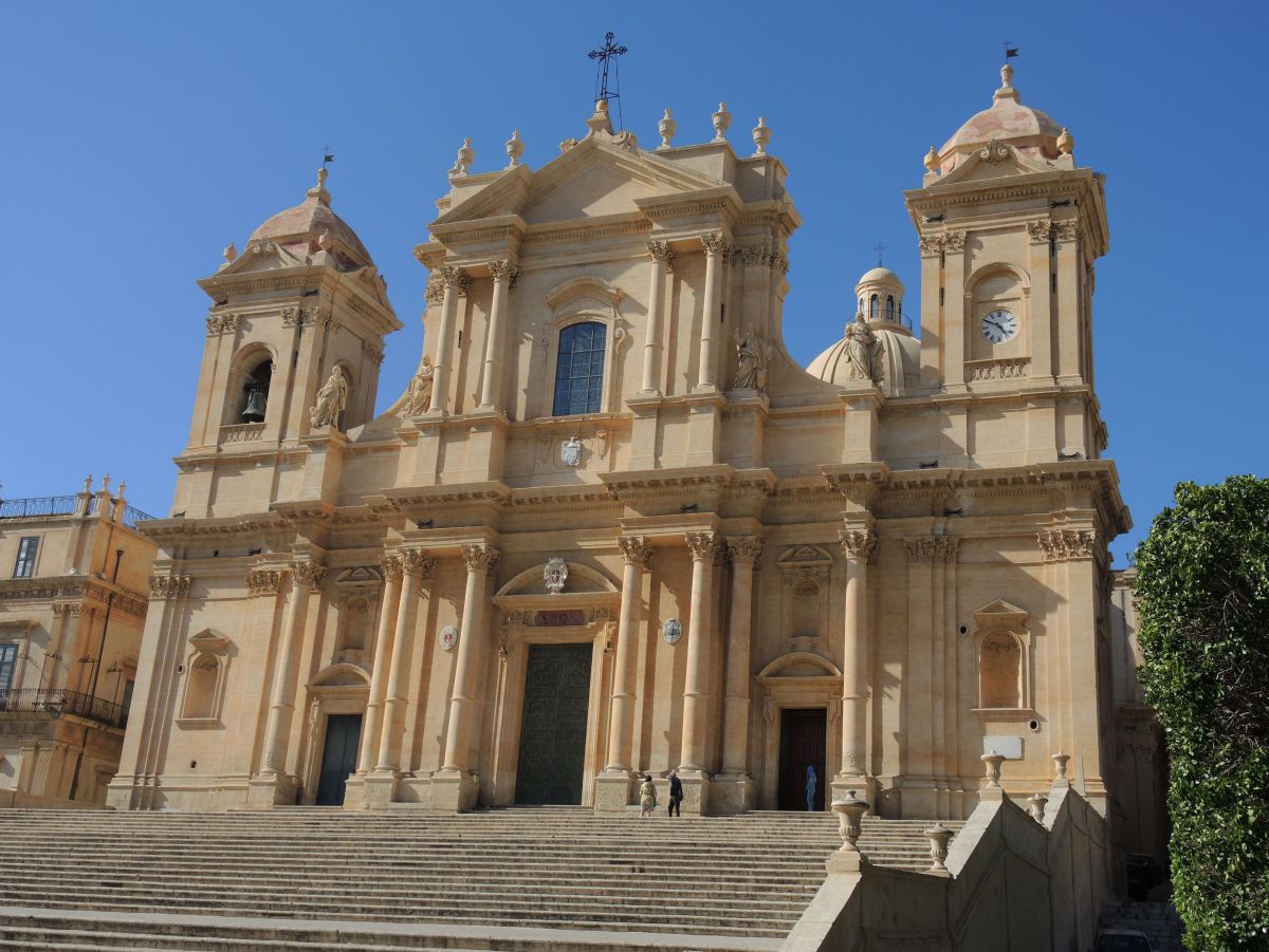 Vorplatz zur Kathedrale, zu der eine mächtige Treppe hinaufführt.