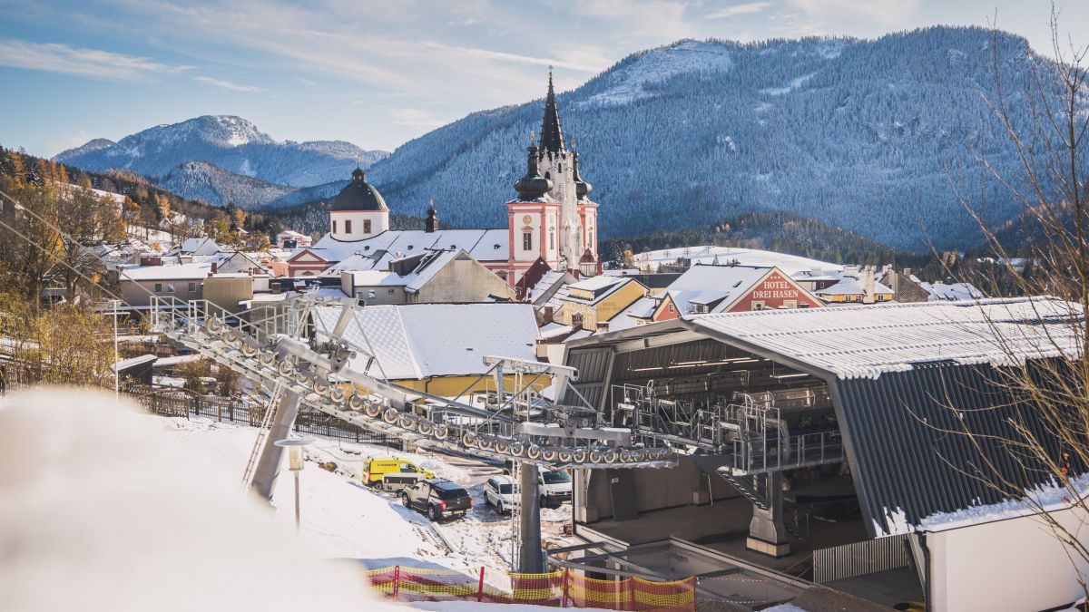 Talstation der Gondelbahn mit Basilika Mariazell im Hintergrund.