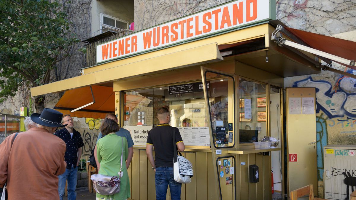 Leute vor einem Würstelstand.