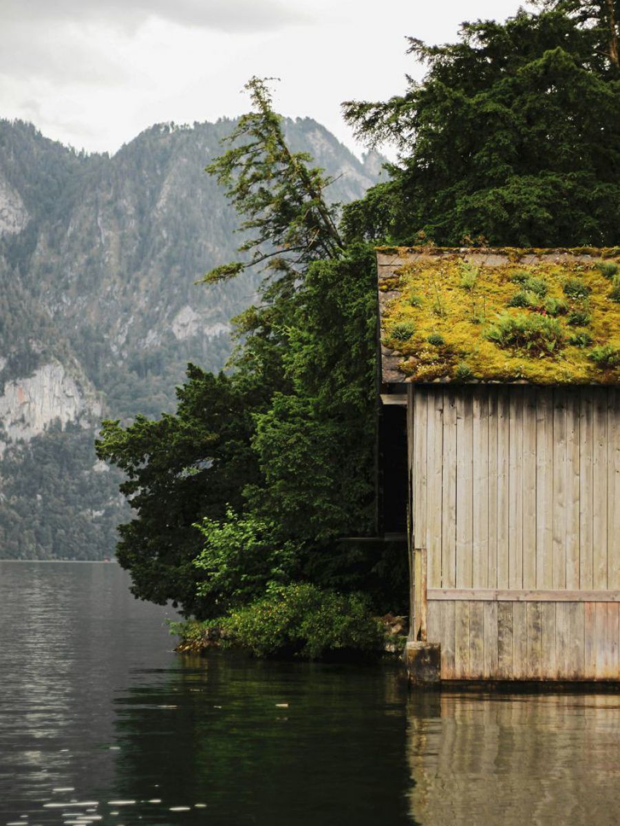 Ein Bootshaus am Ufer des Traunsee.