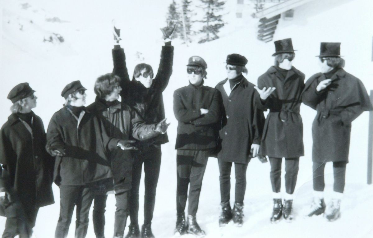 Schwarz-weiß Foto Beatles und Doubles im Schnee.