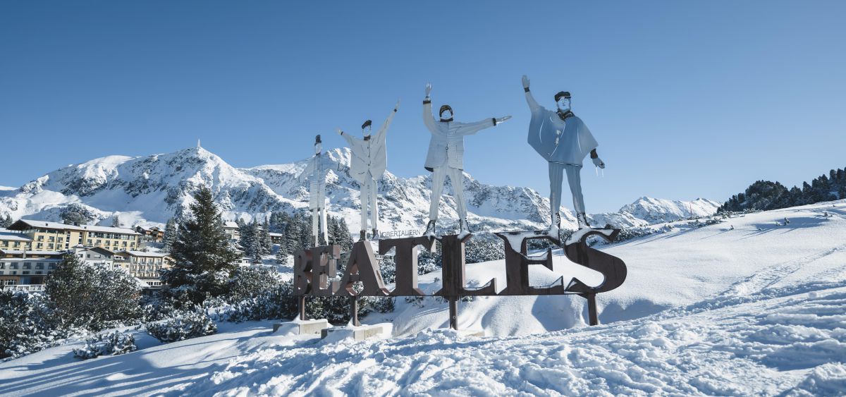 Beatles-Skulptur: Figuren der vier Musiker stehen auf dem Schriftzug 