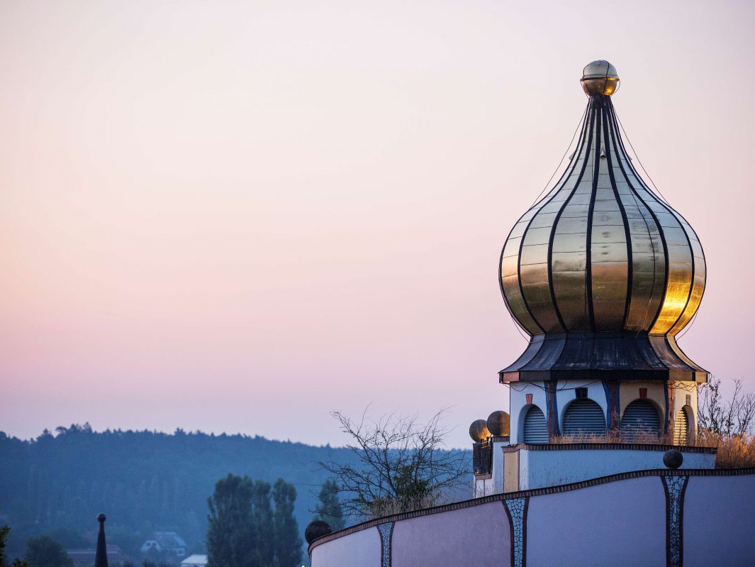 Von der Abendsonne beschienener goldener Zwiebelturm.